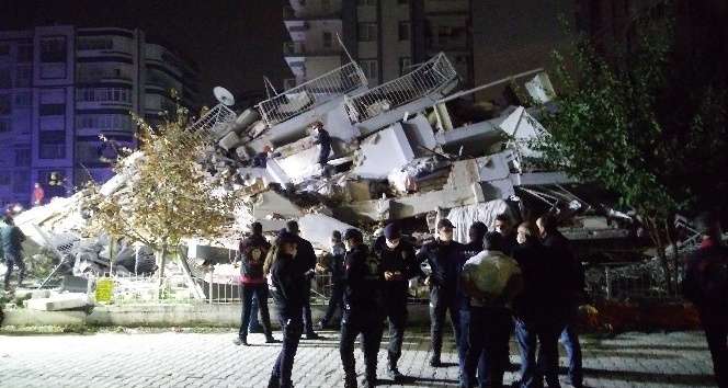 İzmir’deki enkazdan bir kişinin daha cansız bedeni çıkarıldı