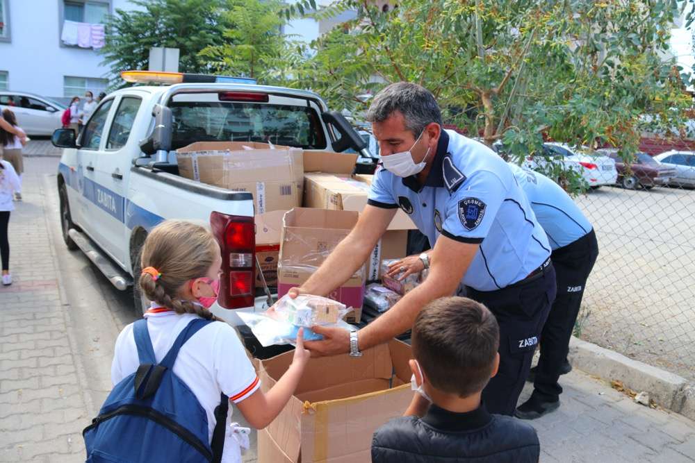 Çeşme Belediyesi’nden öğrencilere hijyen kiti