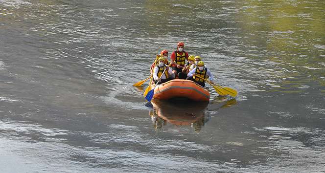 Bakan Soylu Habur Çayı’nda rafting botunda kürek çekti