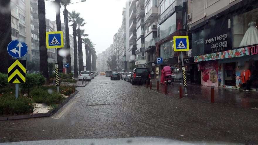 İzmir’i yağmur vurdu