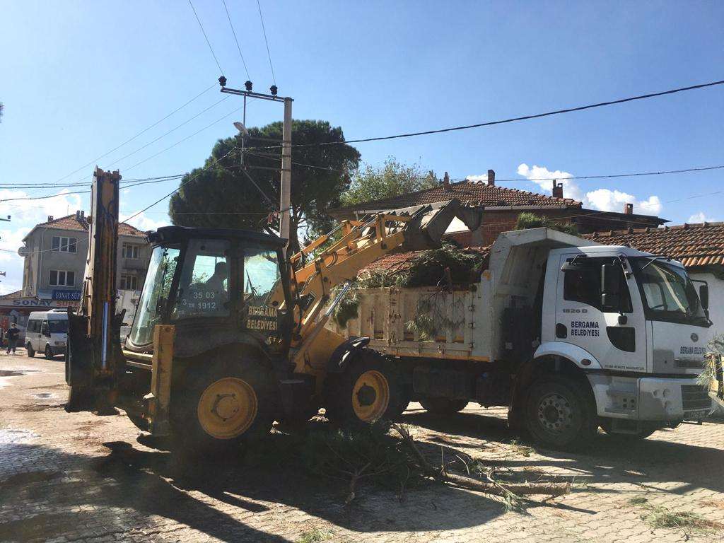 ŞİDDETLİ RÜZGAR VE YAĞMUR BERGAMADA 32 AĞAÇ’IN DEVRİLMESİNE NEDEN OLDU