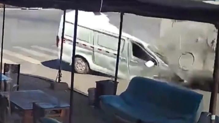 Çin’de kağıt gibi ezilen minibüs şoförünün mucize kurtuluşu kamerada