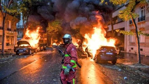 FRANSA SOKAKLARI YANIYOR !