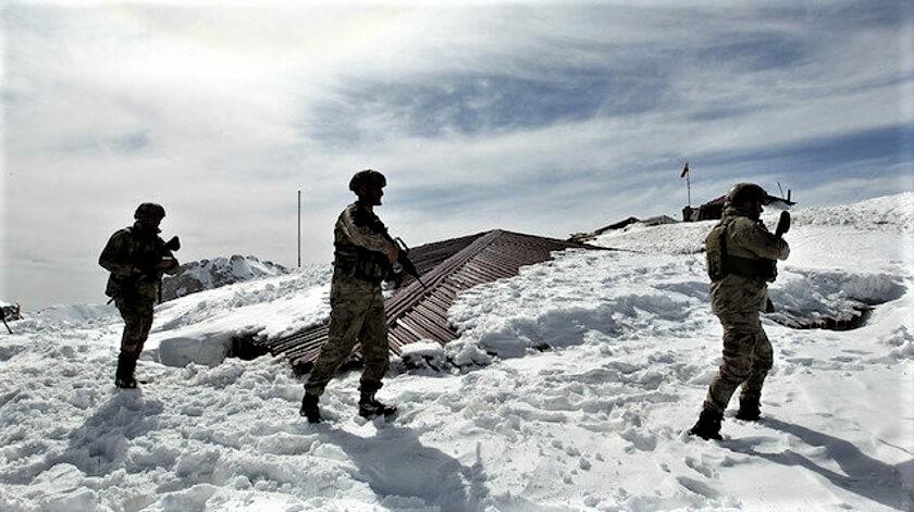 HAKKARİ’DE İKİ ASKER ÇIĞ ALTINDA KALDI! BİR ASKER ŞEHİT OLDU