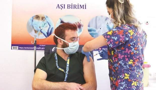 AVRUPA’YI SOLLADIK: BEŞ GÜNDE 830 BİN SAĞLIK ÇALIŞANINI AŞILADIK