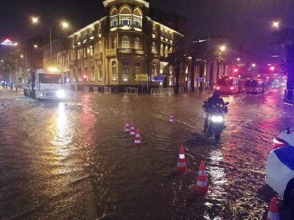 İZMİR’DE SAĞANAK YAĞIŞ HAYATI FELÇ ETTİ