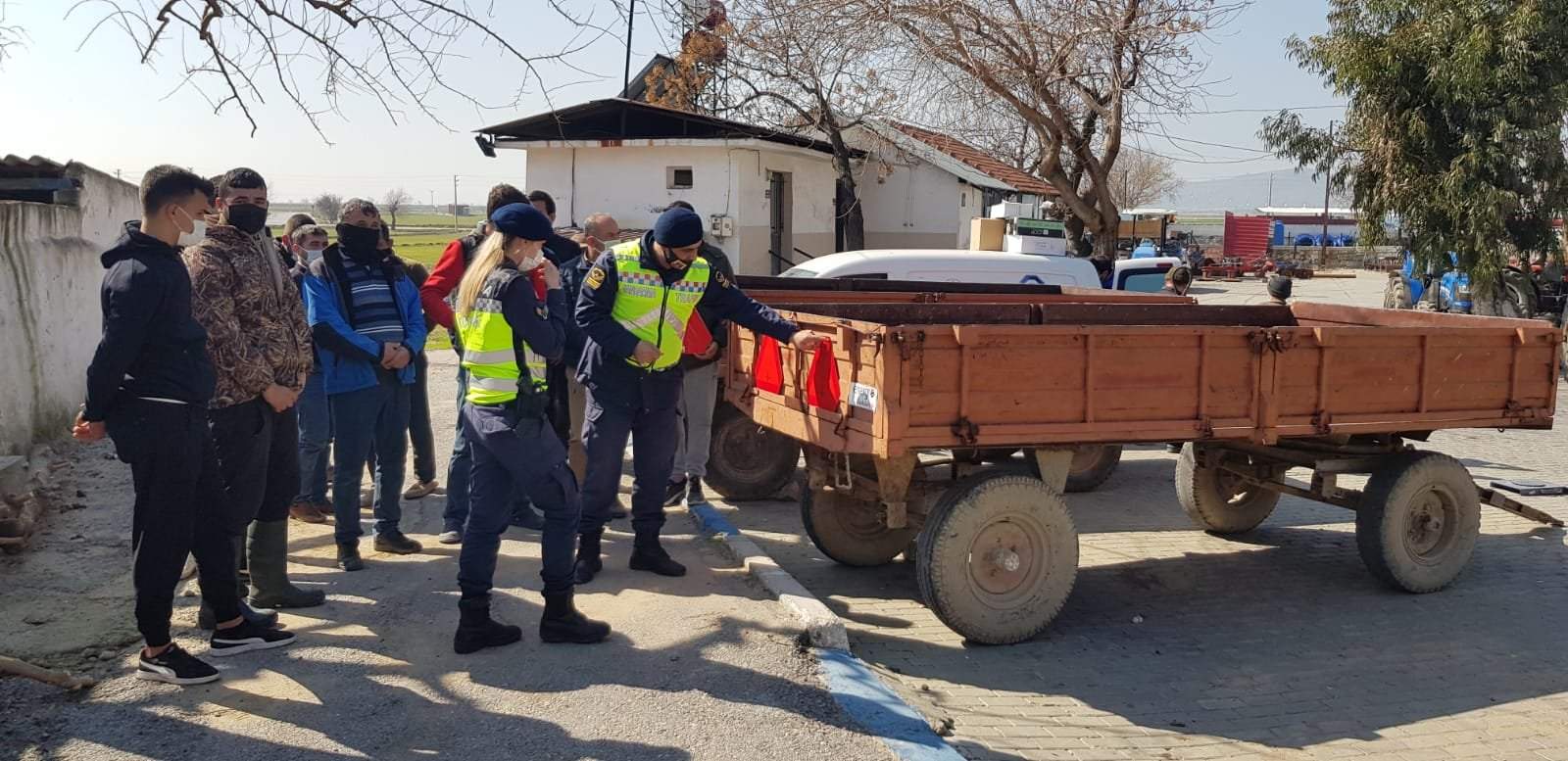 FOÇA JANDARMADAN ÇİFTÇİLERE REFLEKTÖR VE GÜVENLİ TRAKTÖR KULLANIMI EĞİTİMİ