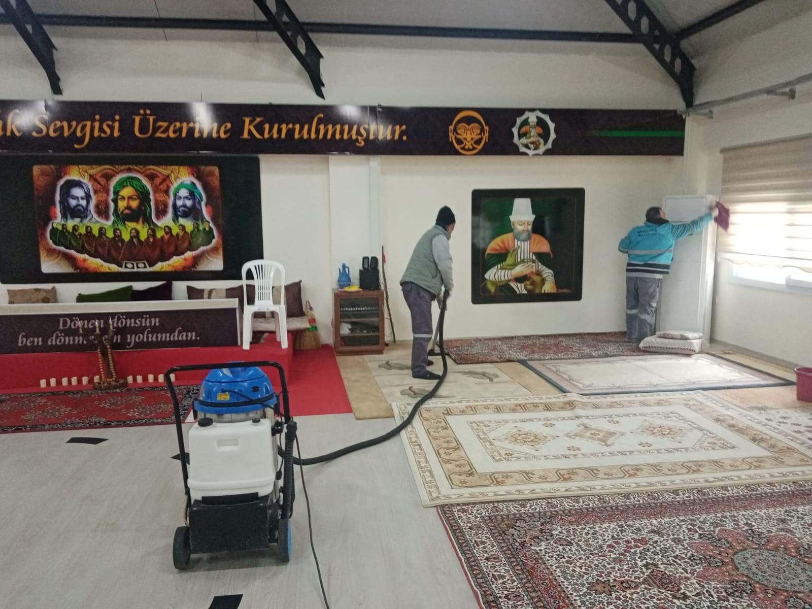 BERGAMA’DA CAMİ VE CEM EVLERİ DEZENFEKTE EDİLİYOR, TEMİZLENİYOR