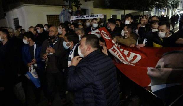 ERDOĞAN’A AK PARTİLİ GENÇLERDEN İSTİKLAL CADDESİ’NDE DOĞUM GÜNÜ SÜRPRİZİ