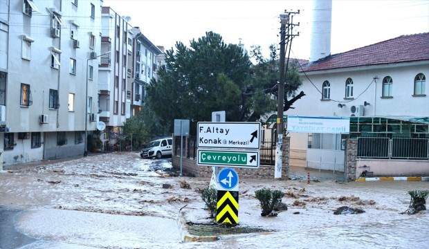 İZMİR’DE SAĞANAK HAYATI FELÇ ETTİ! BELEDİYE BAŞKANI SOYER UYARDI: TRAFİĞE ÇIKMAYIN!