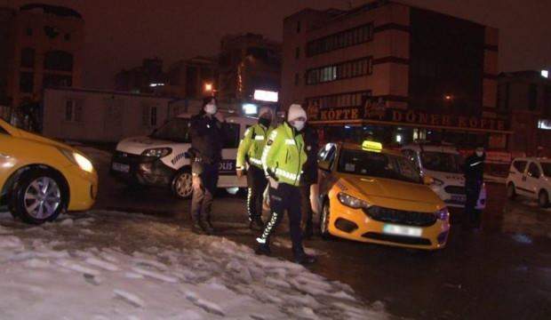 KOKUDAN RAHATSIZ OLAN MÜŞTERİLER POLİSE HABER VERDİ, 2 TAKSİCİ GÖZALTINA ALINDI