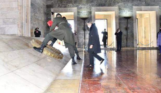 BAKAN AKAR’IN EŞİ ŞULE AKAR’DAN ANITKABİR’E ZİYARET