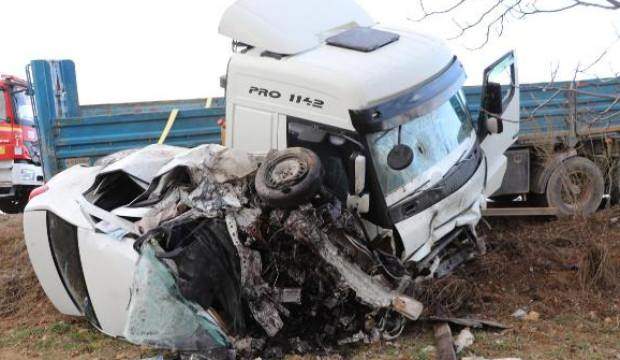 TIR’LA OTOMOBİL KAFA KAFAYA ÇARPIŞTI: 1 ÖLÜ