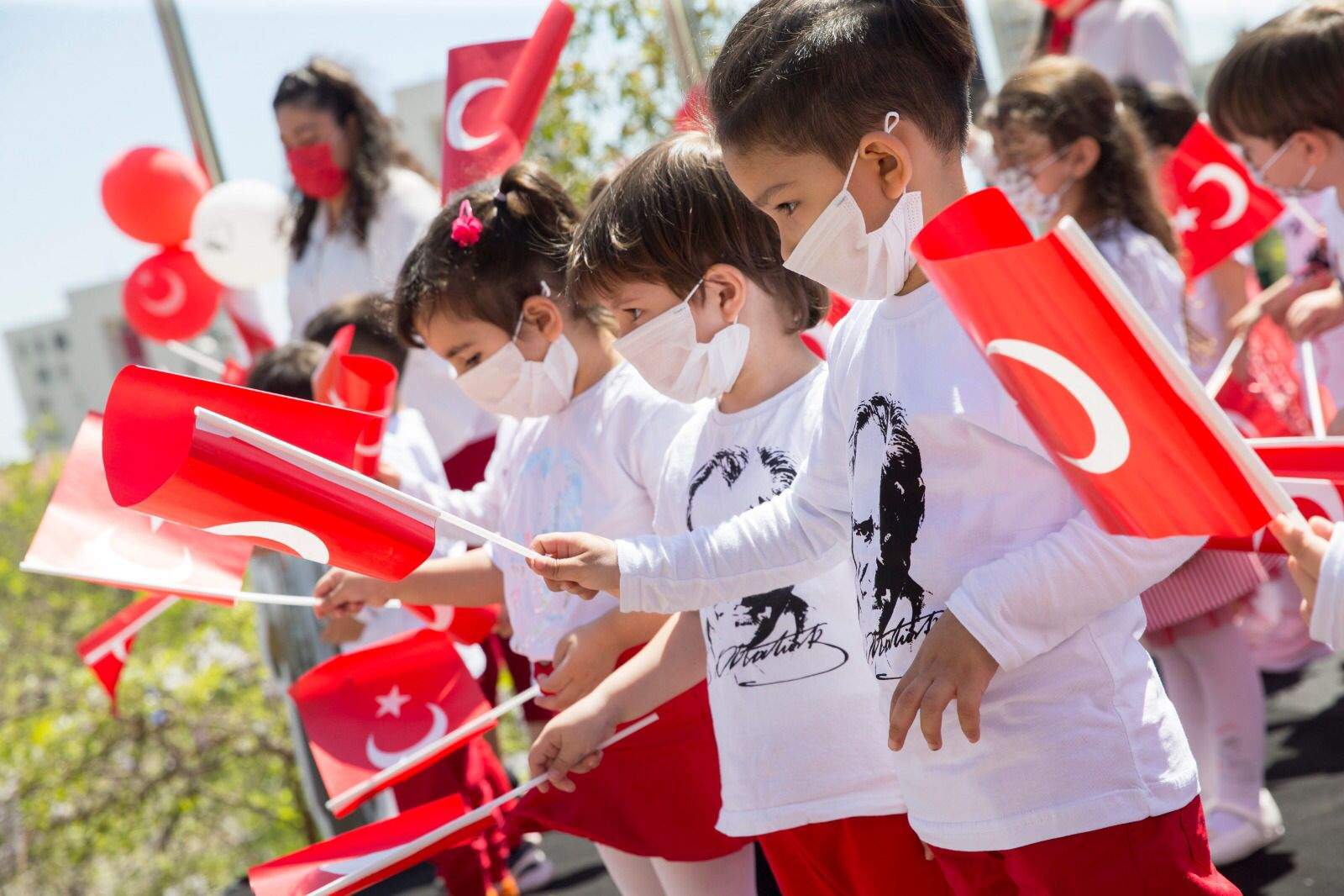 ATATÜRK’ÜN ÇOCUKLARINI BAYRAM COŞKUSU SARDI