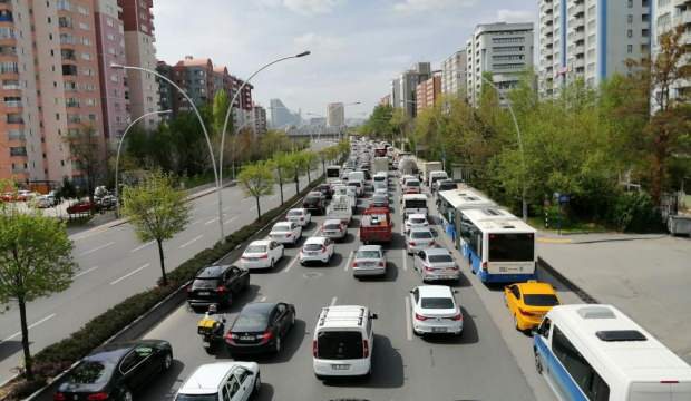 ANKARA’DA KAPANMANIN İLK GÜNÜNDE TRAFİK KİLİTLENDİ