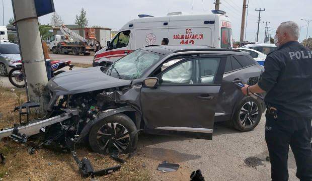 ANTALYA’DA OTOMOBİLLER ÇARPIŞTI: 2 Sİ AĞIR 5 YARALI