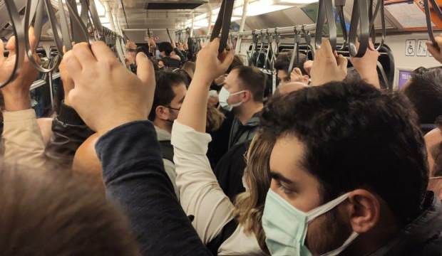 İSTANBUL’DA METRO SEFERLERİ AKSADI, SOSYAL MESAFE KALMADI