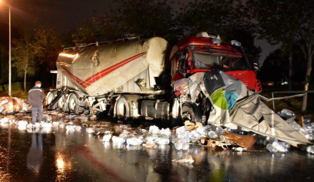 KONTROLDEN ÇIKAN TIR, BETON MİKSERİNE ÇARPTI