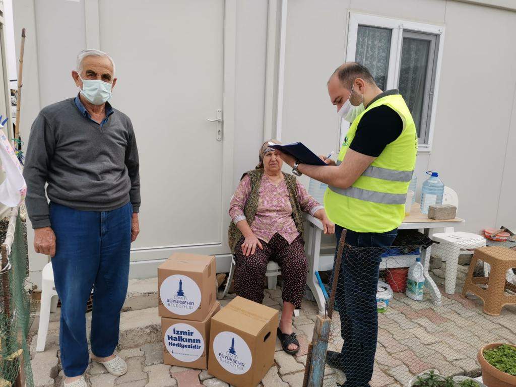 BÜYÜKŞEHİR KARABURUN’DAKİ DEPREMZEDELERİN YANINDA