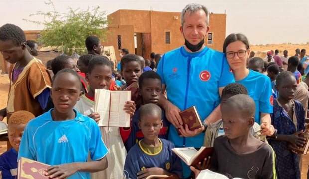 TÜRK BABA, HAYAT TECRÜBESİ KAZANDIRMAK İÇİN KIZINI AFRİKA’YA  YARDIM FAALİYETİNE GÖTÜRDÜ