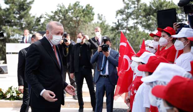 TÜRKİYE’NİN EN BÜYÜK BAYRAĞI! ERDOĞAN GÖNDERE ÇEKTİ