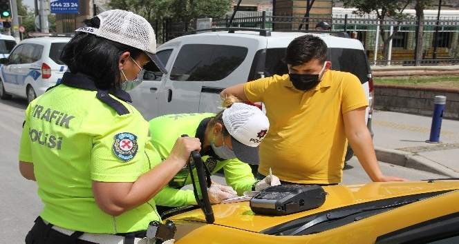 İZMİR’DE ‘TAM KAPANMA’ DENETİMLERİ SÜRÜYOR