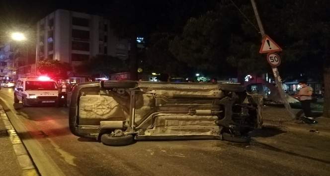 BUCA’DA AYDINLATMA DİREĞİNE ÇARPAN OTOMOBİL TAKLA ATTI: 1 YARALI