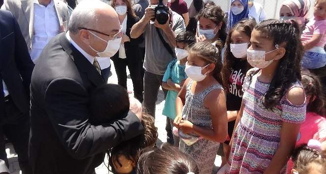 Vali Köşger, depremzedelerle bayramlaştı