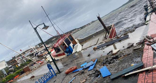 Ayvalık’ta fırtına onlarca tekneyi batırdı, bir kişi batan tekneden denize böyle düştü