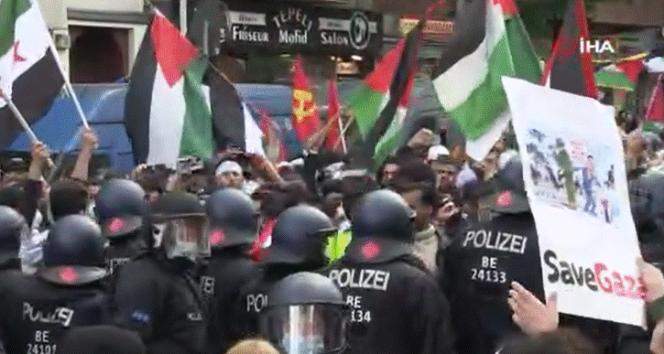 Berlin’de Filistin’e destek yürüyüşünde polisten sert müdahale!