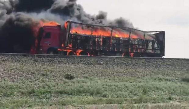 BEYAZ EŞYA YÜKLÜ TIR ALEV ALEV YANDI