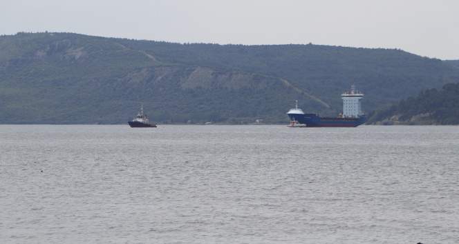 Çanakkale Boğazı’nda arızalanan gemi, römorkörle Karanlık Liman bölgesine çekildi