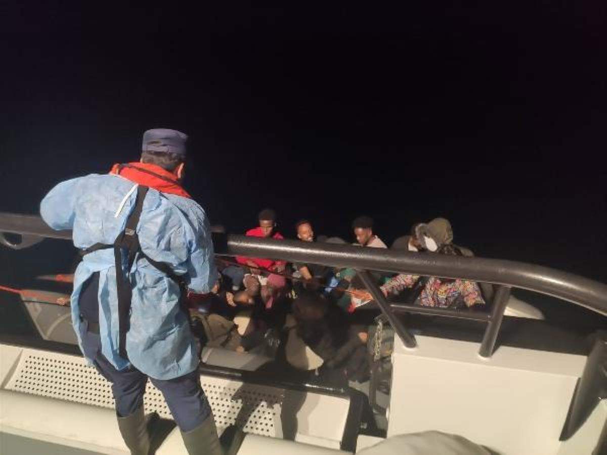 Dikili de 23 kaçak göçmen kurtarıldı