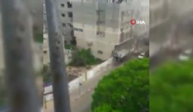 İsrail, yaralılara yardım eden sivilleri vurdu