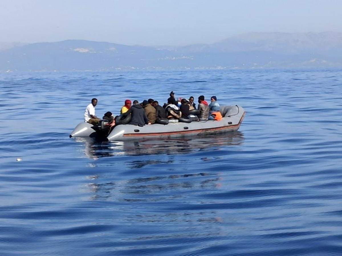 İzmir açıklarında 24 düzensiz göçmen kurtarıldı