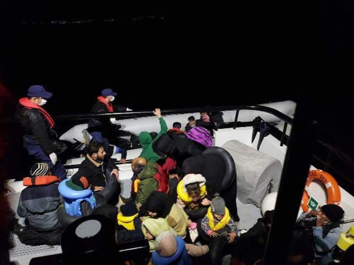 İzmir de 103 kaçak göçmen kurtarıldı