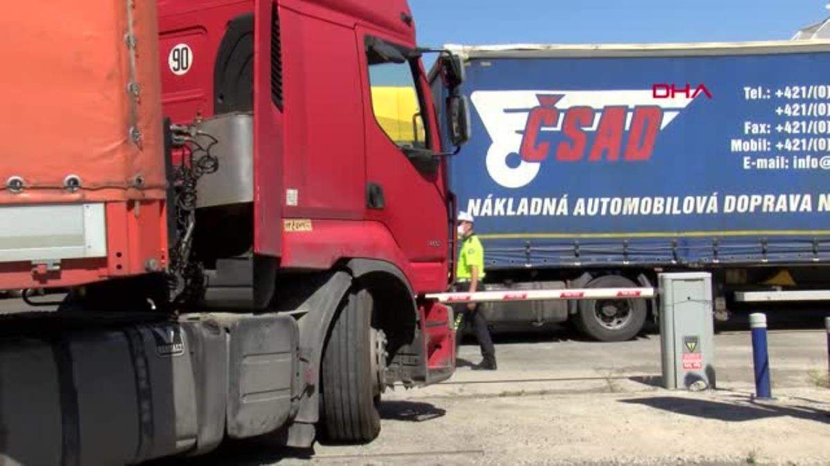 İzmir de gümrük işlemleri için bekleyen TIR lar trafiği etkiliyor