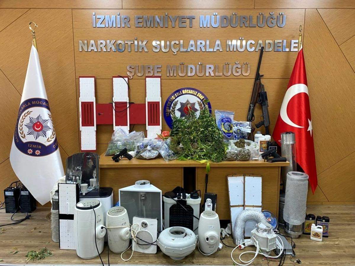 İzmir de zehir tacirlerine ardı ardına baskınlar: 27 gözaltı