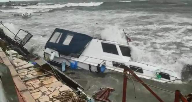 İzmir’de fırtına etkili oluyor: Dikili’de tekneler battı