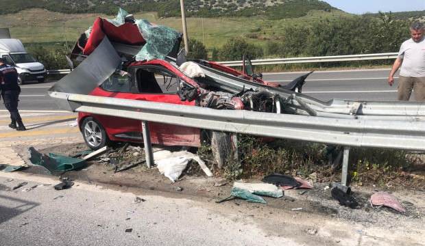 İZMİR’DE OTOMOBİL REFÜJE ÇARPTI: 1ÖLÜ 1 YARALI