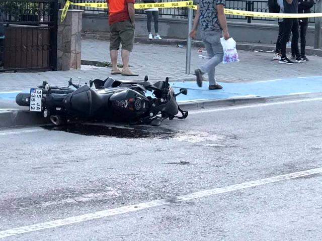 Kontrolden çıkan motosiklet önce kaldırıma ardından yayaya çarptı: 2 si ağır 3 yaralı
