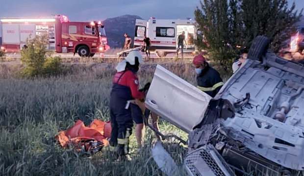 Otomobil tarlaya devrildi, yabancı uyruklu 2 kişi hayatını kaybetti