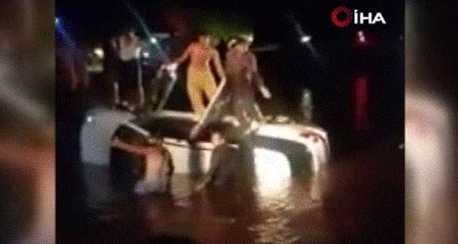 Pakistan’da kontrolden çıkan araç kanala yuvarlandı: 11 ölü