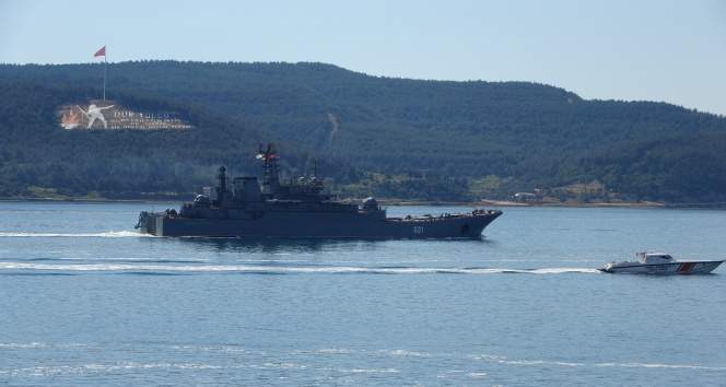 Rus savaş gemisi ‘Alexander Otrakovsky’ Çanakkale Boğazı’ndan geçti