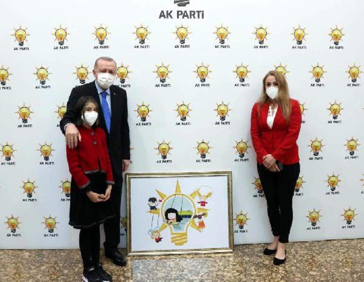 Simay, AK Parti nin  23 Nisan  logosunu Erdoğan a hediye etti