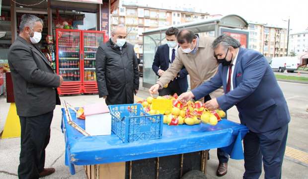 VALİDEN ALKIŞ ALAN DAVRANIŞ! CEZA KESMEDİ, HEPSİNİ SATIN ALIP EVİNE GÖNDERDİ