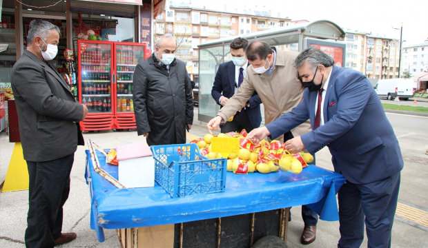 VALİDEN ALKIŞ ALAN DAVRANIŞ! CEZA KESMEDİ, HEPSİNİ SATIN ALIP EVİNE GÖNDERDİ