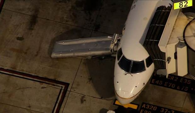 ABD’de bir yolcu kalkış sırasında uçaktan atladı