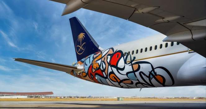 Arapça hat sanatıyla süslenen yolcu uçağından hayran bırakan gösteri
