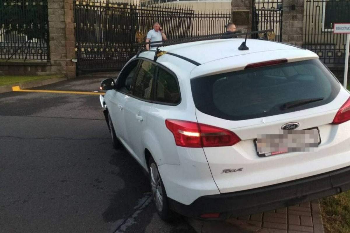Belarus’ta bir araç Rus Büyükelçiliğinin girişine daldı